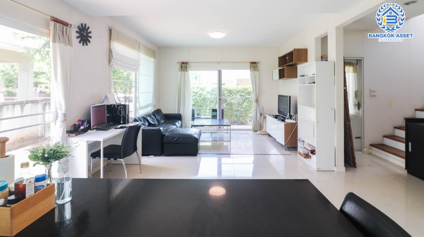 บ้านเดี่ยวมือสอง นนทบุรี ม.ชัยพฤกษ์ บางใหญ่ คุณภาพจากแบรนด์ L&H เนื้อที่กว้าง 56.20 ตร.ว. ฟังก์ชัน 3 ห้องนอน 3 ห้องน้ำ 2 ที่จอดรถ ภายในตกแต่งโมเดิร์น สภาพมือหนึ่ง พร้อมเข้าอยู่ได้เลย! โครงการตั้งบนทำเลเดินทางสะดวก ใกล้รถไฟฟ้าสายสีม่วง "สถานีคลองบางไผ่" และจุดขึ้นทางด่วน "กาญจนาภิเษก"